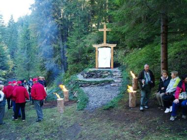 Slávnostné posvätenie pietneho miesta a odhalenie Slávnostné posvätenie pietneho miesta a odhalenie